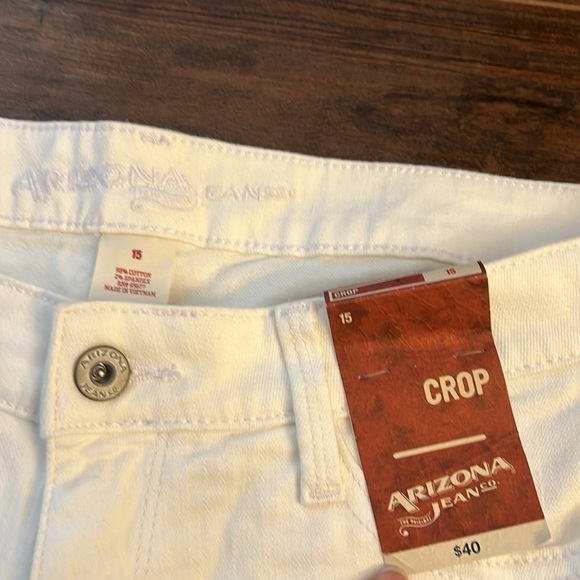 NWT Arizona Juniors Women’s Distressed Jean, Shredded White, sz 15, Crop Leg - Picture 3 of 9